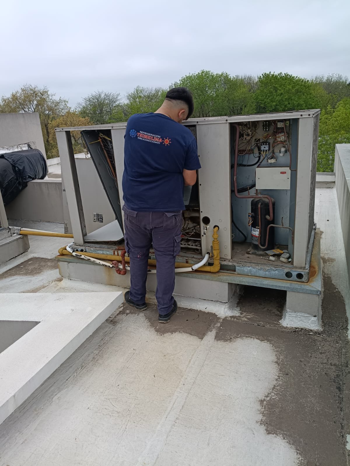 Trabajo de instalación y refrigeración por Tecniclima